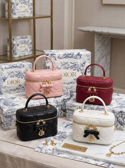 DIOR  
SIZE 18CM
WITH BOX 📦
HIGH QUALITY
110 dhs🇦🇪🇦🇪

Zain331
♥️♥️♥️