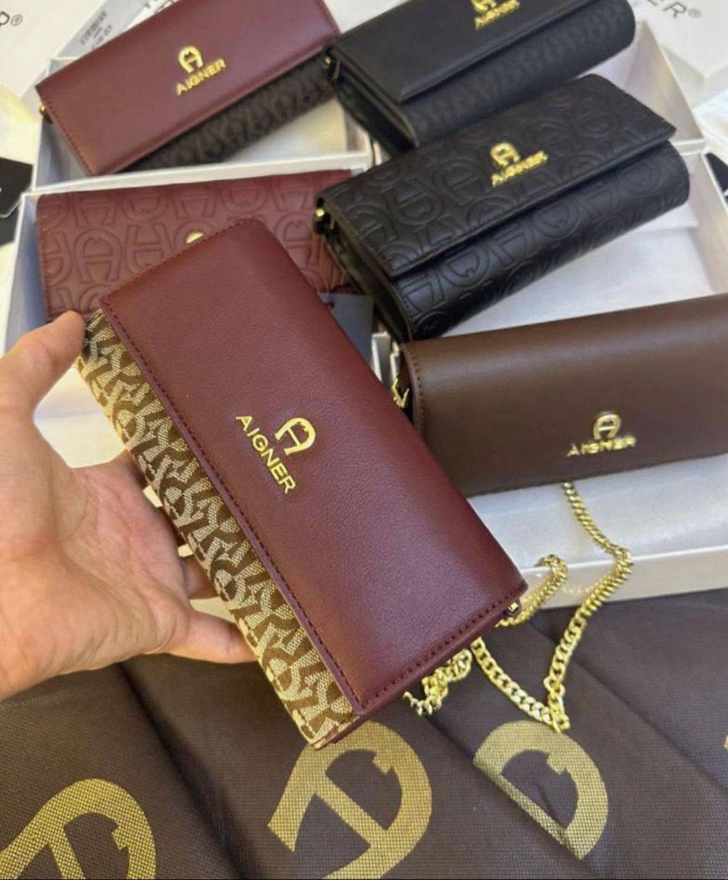 Aigner
90 dhs🪙🖤
size：20cm

Zain35
♥️♥️♥️