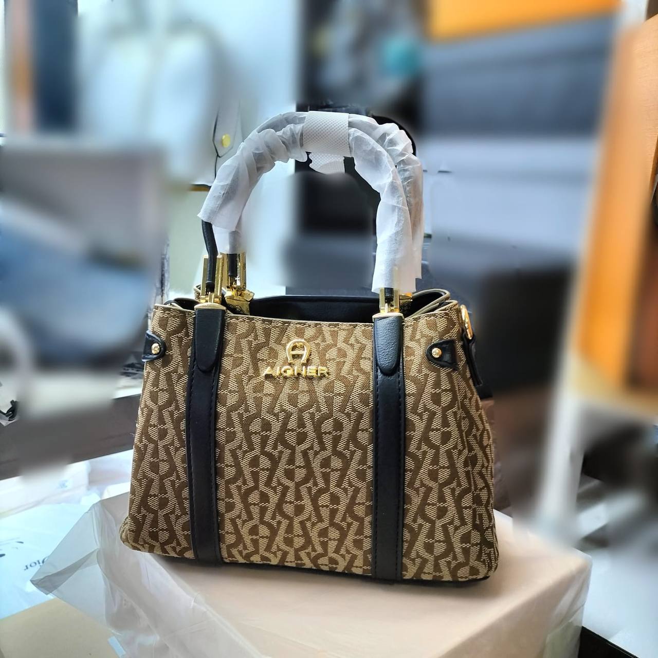 Aigner 
110 dhs✅

Zain299
♥️♥️♥️