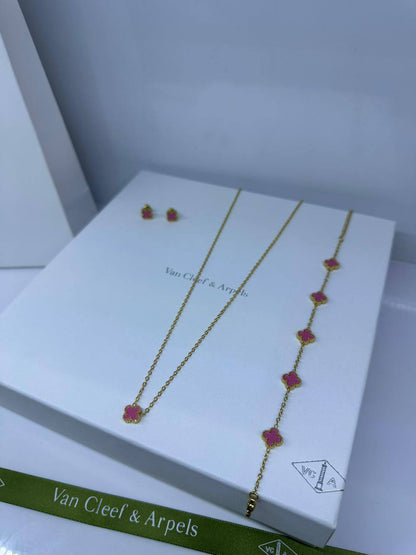 VCA set mini✨
Necklace 
Earrings 
Bracelet 
Stainless non tarnished 

40 dhs🪙🌨️
normal box 📦

Zain48
♥️♥️♥️