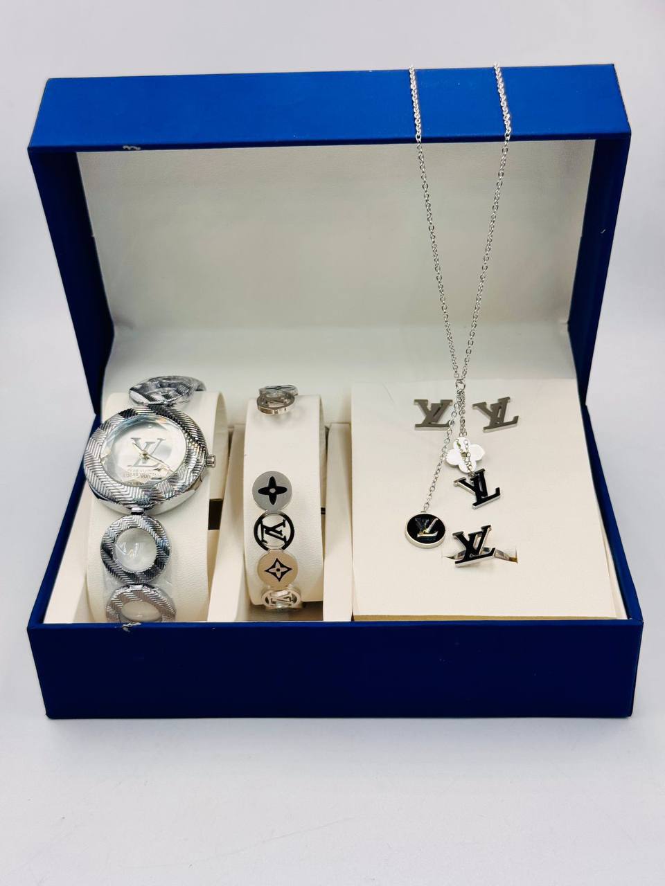 Ladies watch 
set with box 🎁

90 dhs💓

Zain08
♥️♥️♥️
