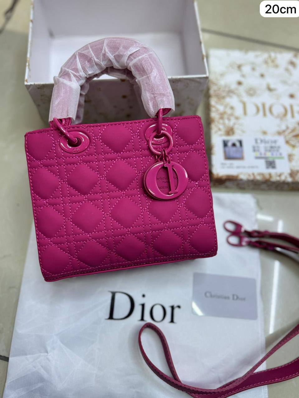 Miumiu / Dior

First quality +🎁

Size : 22 ~ 20 * 17 cm
85 dhs🇦🇪🇦🇪

 with box🎁
Zain115
♥️♥️♥️