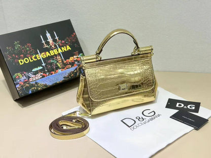 D&G
high quality 

with box 
🎁🎁🎁

105 dhs✅

Zain39
♥️♥️♥️