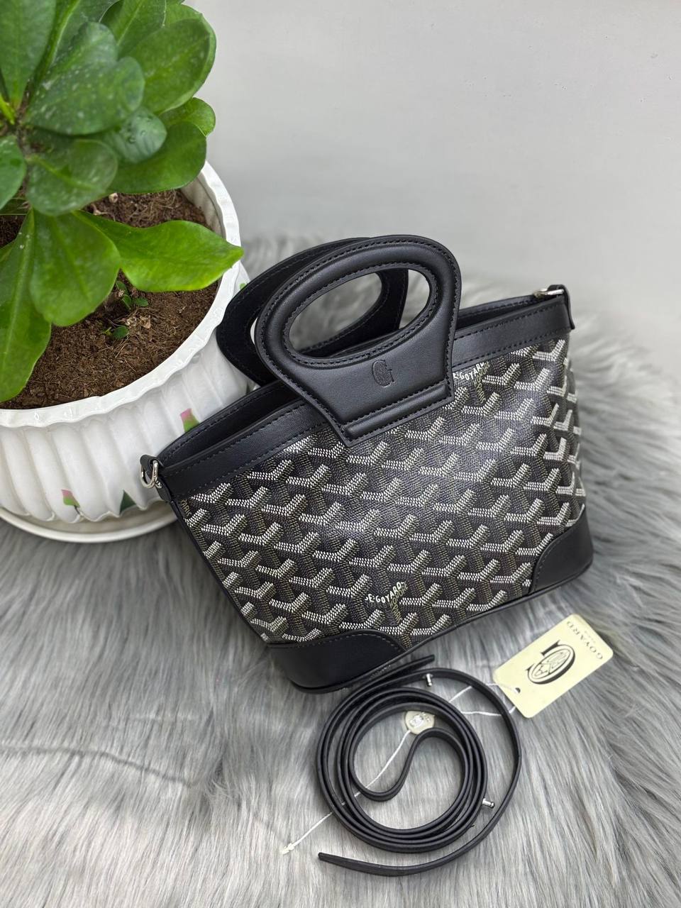 GOYARD
SIZE……(24CM)(high16CM)🌷
95 dhs💓

Zain244
♥️♥️♥️