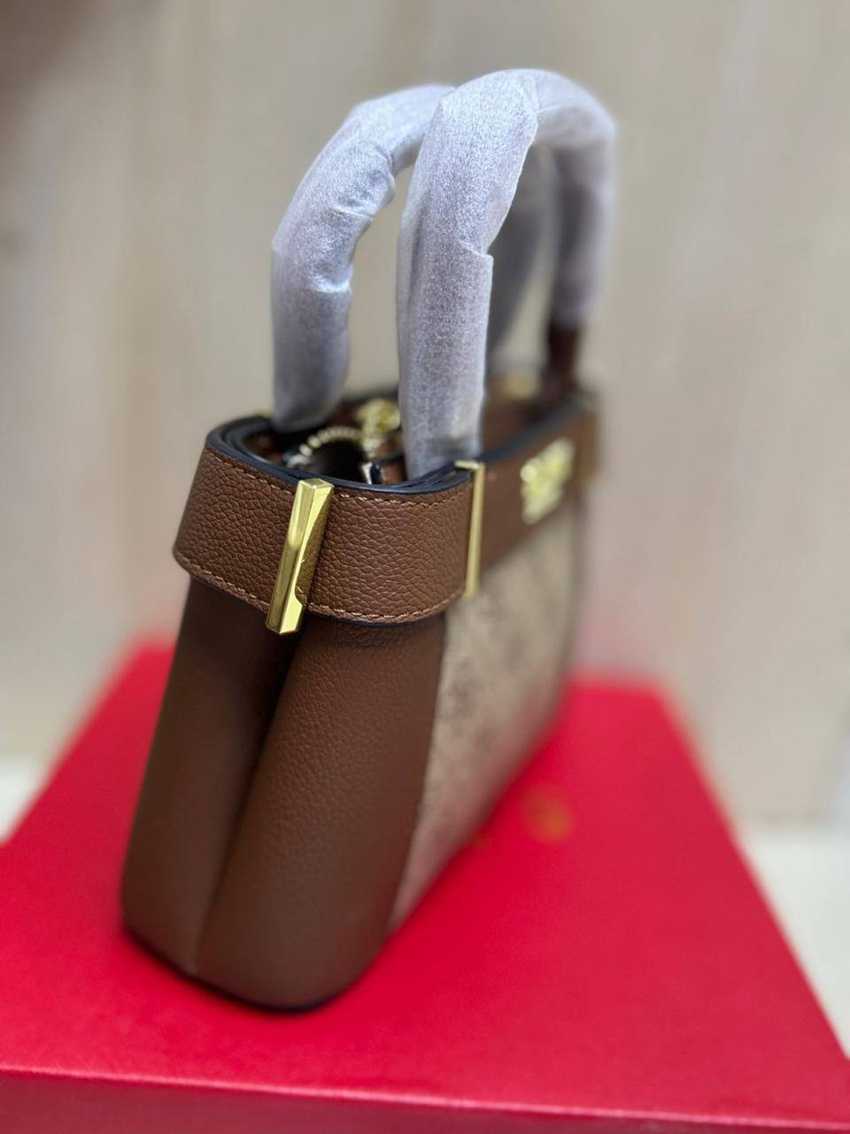 🌹 Guess Hanbag
1⃣️ First quality +🎁
size : 21 * 13 * 7 cm
95 dhs👑
with box 🎁

Zain115
♥️♥️♥️