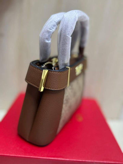 🌹 Guess Hanbag
1⃣️ First quality +🎁
size : 21 * 13 * 7 cm
95 dhs👑
with box 🎁

Zain115
♥️♥️♥️