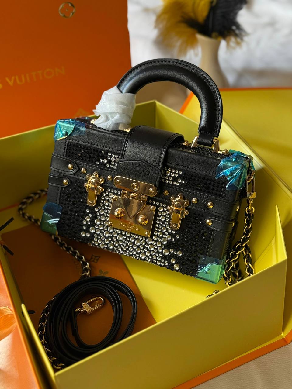 LV
19cm
350 dhs❤️
Top quality 
With box🎁

Zain167
♥️♥️♥️