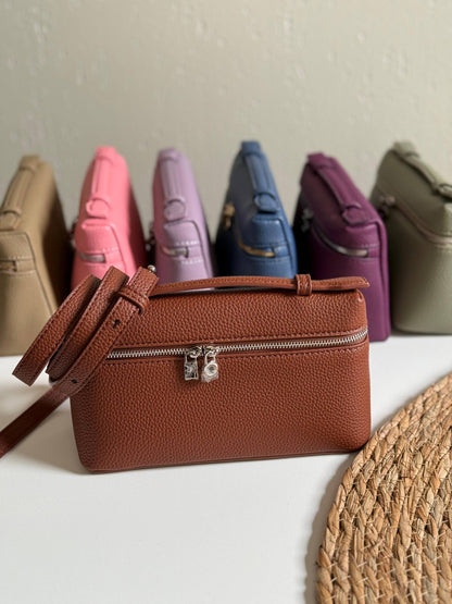 LORO PIANA
19cm
320 dhs❣️
Top quality 
With box🎁

Zain167
♥️♥️♥️