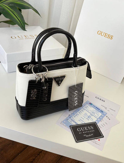 Prada
95 dhs🪙🌨️
size：22cm
Good quality 


with box
🎁🎁🎁

Zain35
♥️♥️♥️