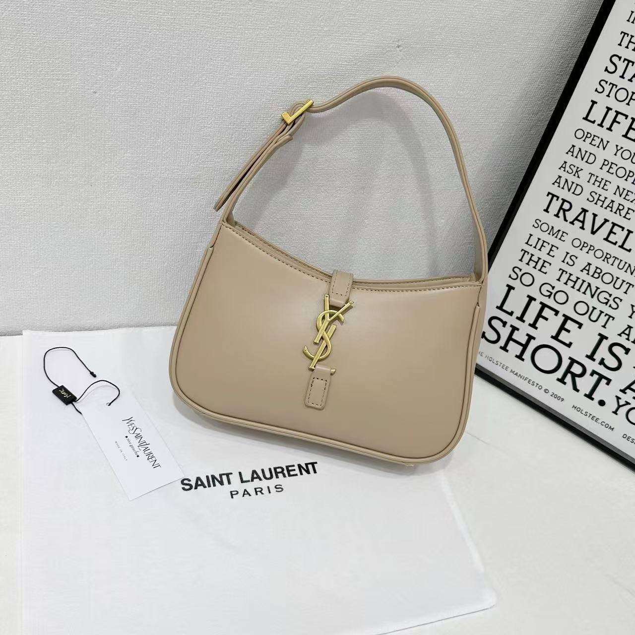 YSL
Best quality WITH BOX
95 dhs🇦🇪🇦🇪
size 25CM

Zain290
♥️♥️♥️