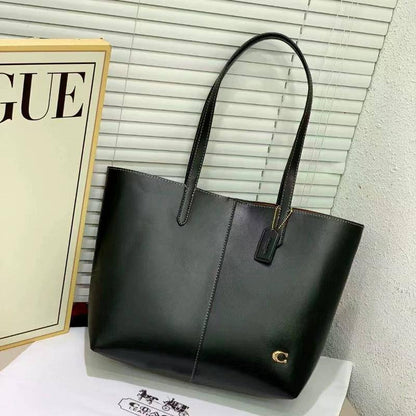 Lacoste
45 dhs🪙🖤
size 43×28×12cm

Zain42
♥️♥️♥️