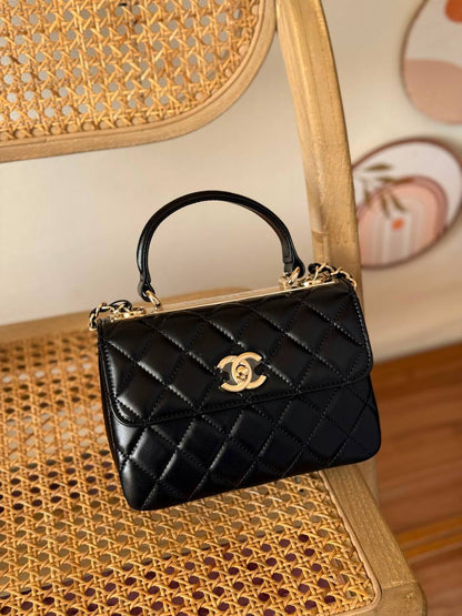 New Collection✨✨✨
CHANEL
20cm
360 dhs🇦🇪🇦🇪
*MASTER QUALITY*
With box🎁

Zain167
♥️♥️♥️