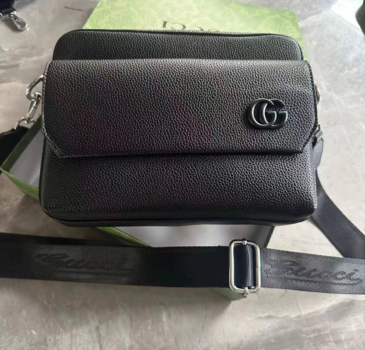LV - Gucci 
With box 
🎁🎁🎁

95 dhs✅
Size24cm

Zain161
♥️♥️♥️