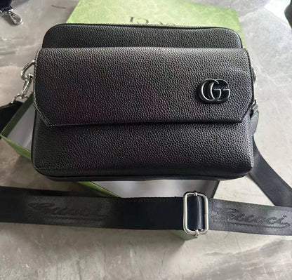 LV - Gucci 
With box 
🎁🎁🎁

95 dhs✅
Size24cm

Zain161
♥️♥️♥️