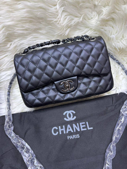 💎 Chanel CF
1⃣️ First quality +🎁
Size : 26 * 17 cm
95 dhs❣️
with box 🎁

Zain115
♥️♥️♥️