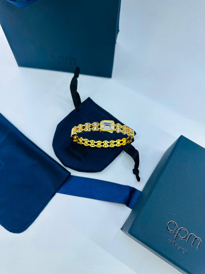 Apm
Bangle 🐦‍🔥
good quality 💯
With normal boxes 🗃️ 
And paper bag 
40 dhs✅

With master box 🗃️ 
55 dhs✅

Zain216
♥️♥️♥️