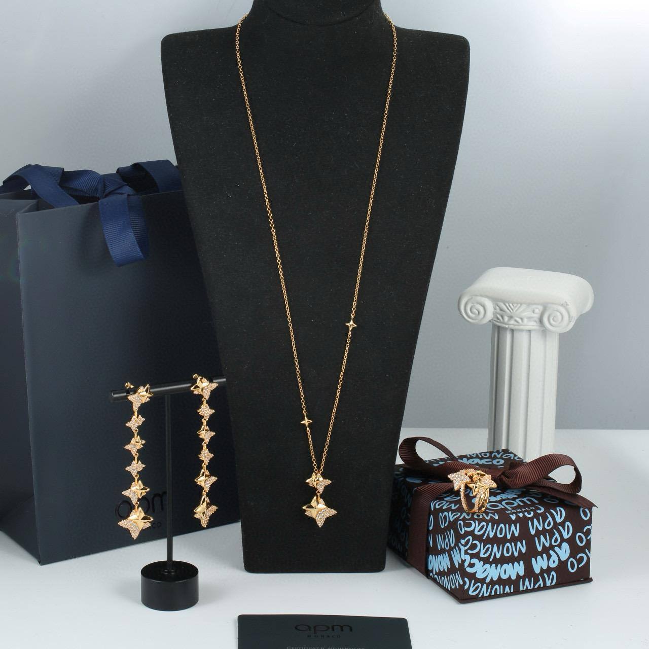 Apm set 
Necklace 
Earrings 
Ring
140 dhs🪙🖤

Zain89
♥️♥️♥️