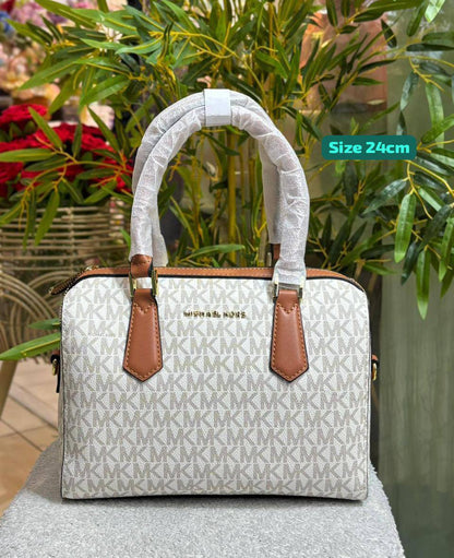 MK
Best quality
95 dhs✅
size 24cm

Zain158
♥️♥️♥️