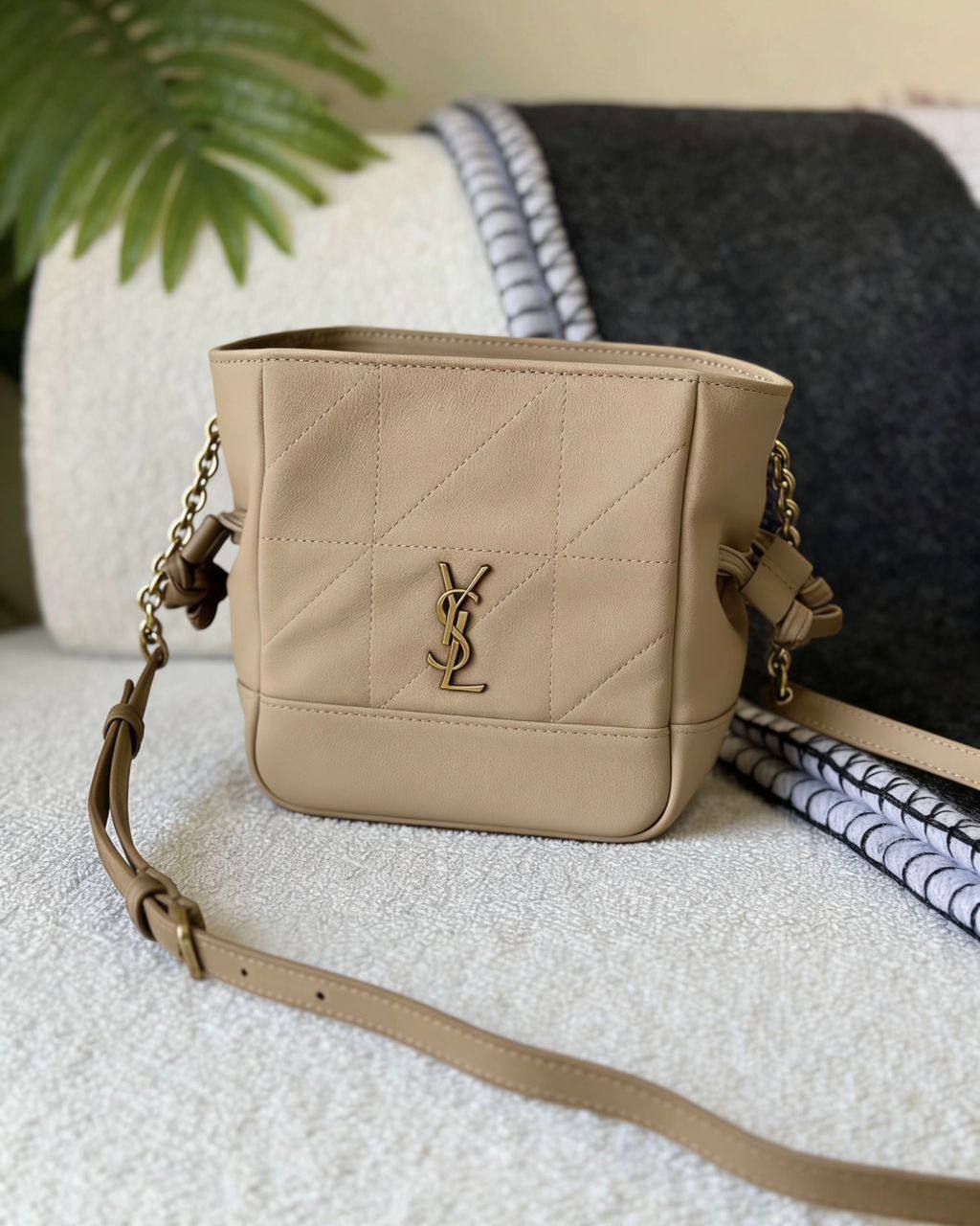 YSL
110 dhs🗽
SIZE：26×18×12.5cm
Good quality 

with box
🎁🎁🎁

Zain35
♥️♥️♥️