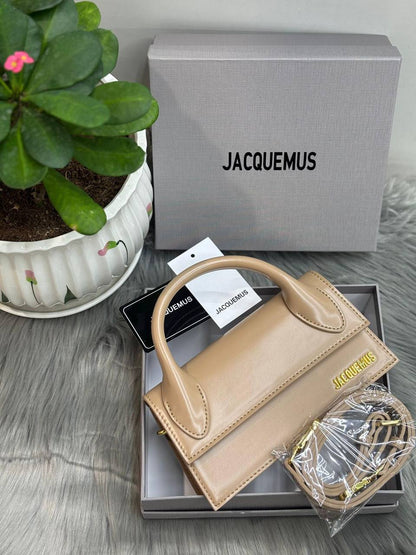 Jacquemus

with box
🎁🎁🎁

100 dhs✅

Zain244
♥️♥️♥️