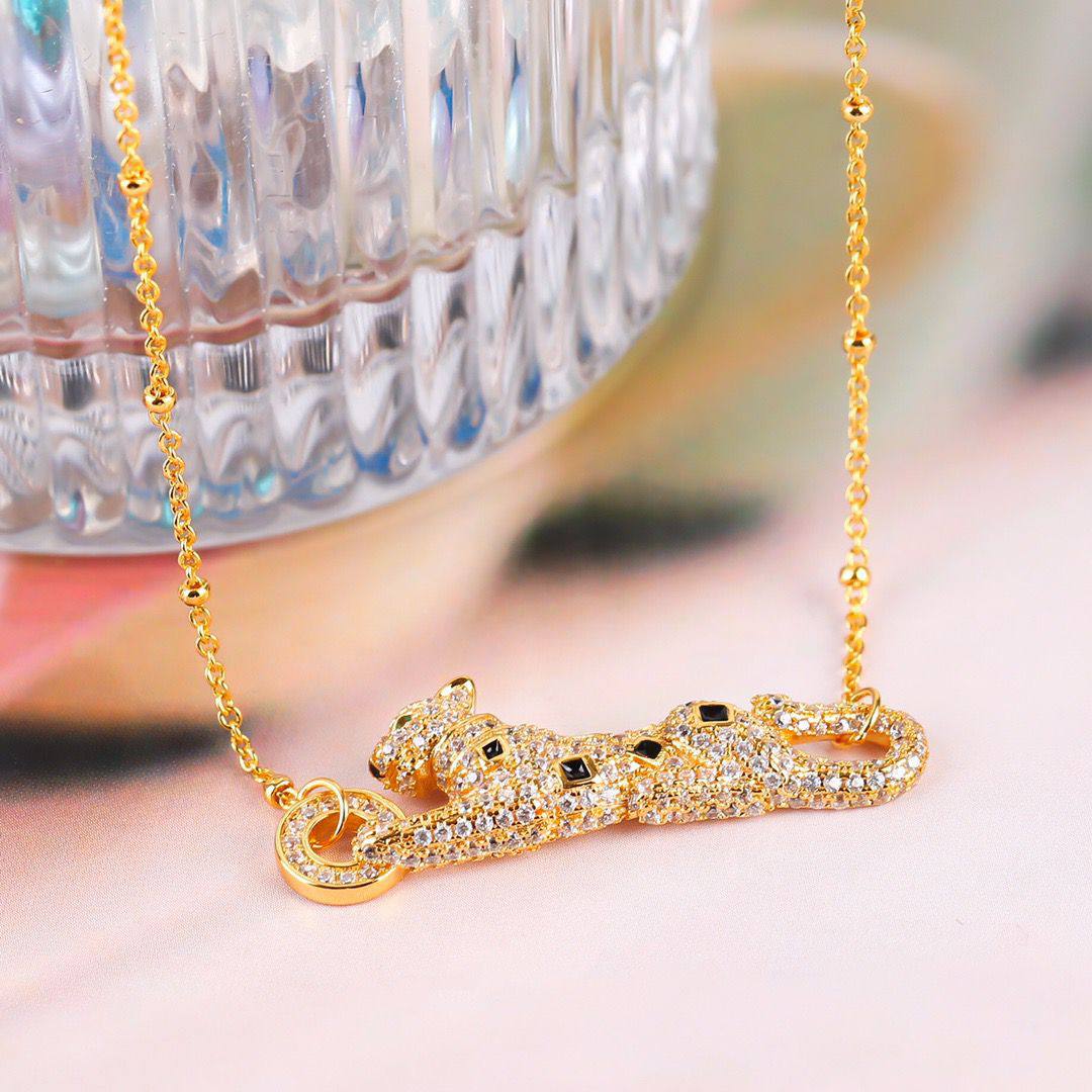 CARTIER Set
⭐✨💫
 *NECKLACE*
 *BRACELET*
     
90 dhs🌺
   
         _With_
  * BOX AND BAG* 🎁🛍️
*Master Quality*✨✅

Zain89
♥️♥️♥️