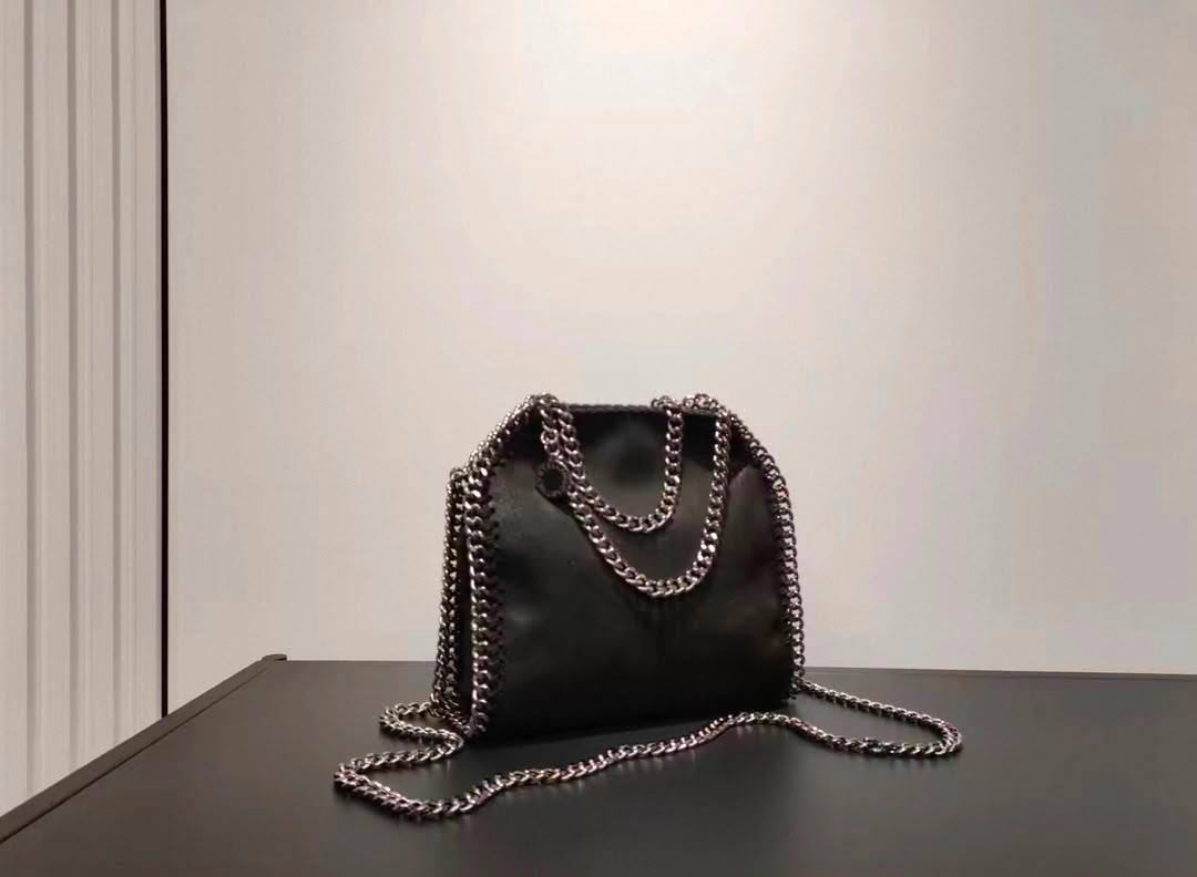 Stella
110 dhs🇦🇪🇦🇪
Size：20cm
good-quality with box

Zain35
♥️♥️♥️