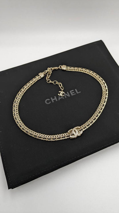Chanel
*Master Quality* 
*Choker Necklace*
120 dhs💓 with Normal Box 🎁
140 dhs💓 with Good Box 🎁
170 dhs💓 with Master Box 🎁

Zain210
♥️♥️♥️