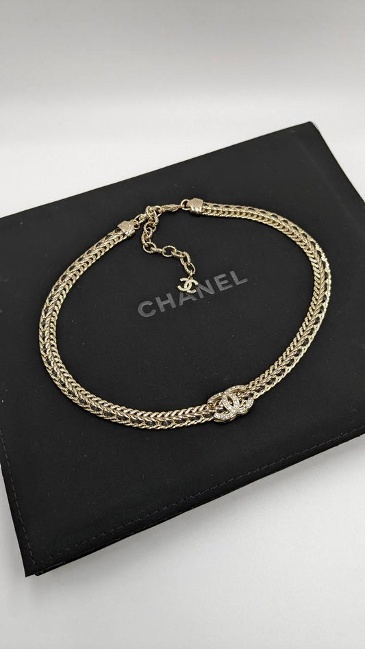 Chanel
*Master Quality* 
*Choker Necklace*
120 dhs💓 with Normal Box 🎁
140 dhs💓 with Good Box 🎁
170 dhs💓 with Master Box 🎁

Zain210
♥️♥️♥️