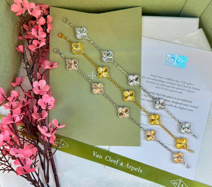 VCA
 *6 Motifs Bracelet* 
*90 dhs🇦🇪🇦🇪*   with  *NORMAL*  Box
*150 dhs🇦🇪🇦🇪* with  *ORIGINAL*  Box

Zain209
♥️♥️♥️