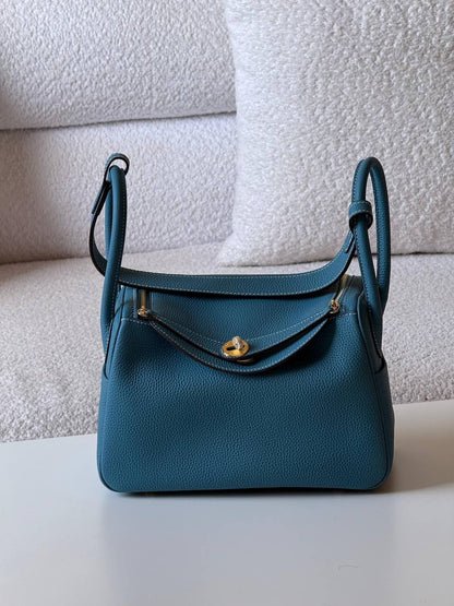 Hermes
Lindy 26 cm💥Master quality ✅with box📦
400 dhs✅

Zain52
♥️♥️♥️