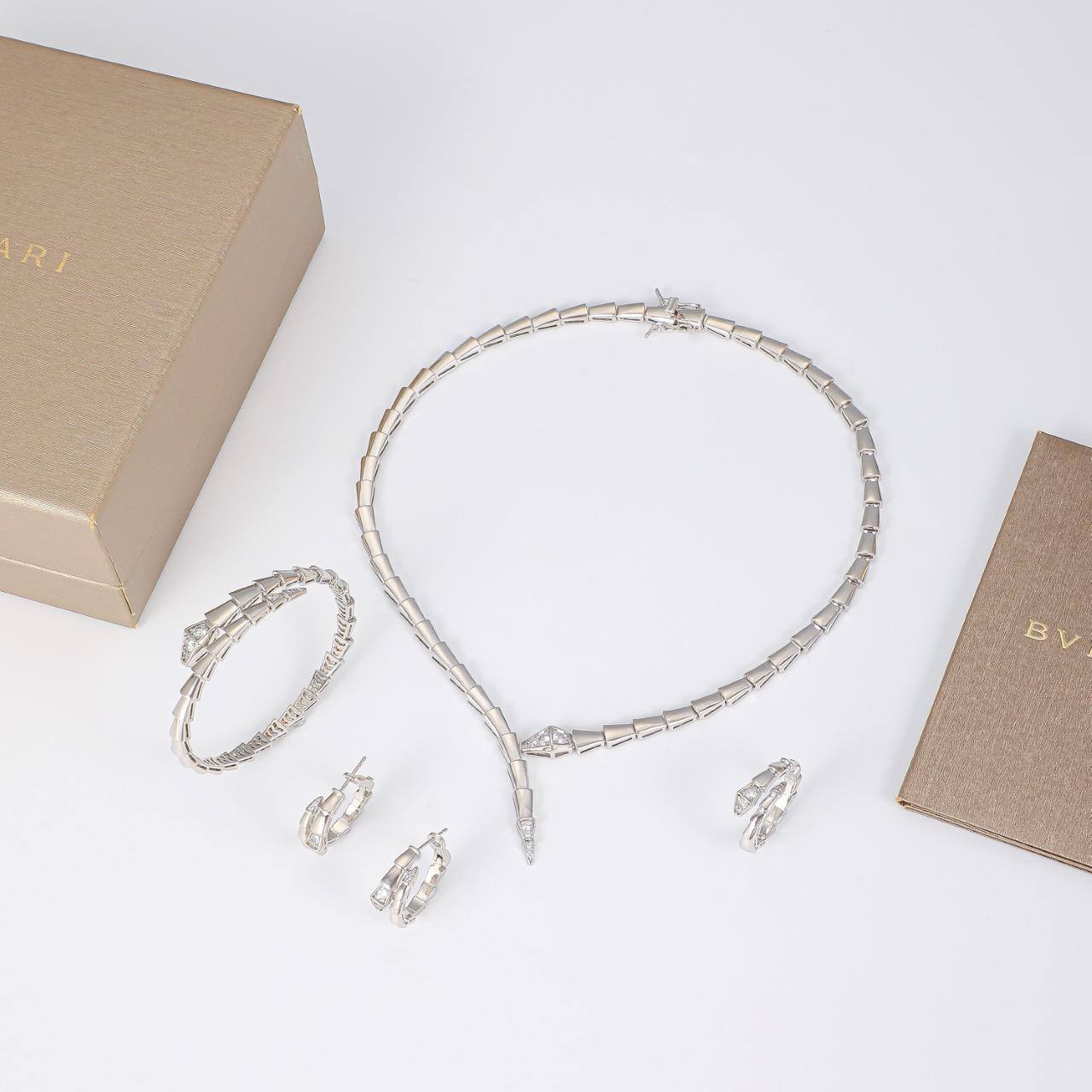 Bvlgari set* ☘️
Necklace 
Earrings 
Bangle 
Ring 💍 
*Master Quality* 🦋

280 dhs🪙🌨️
normal box📦

Zain48
♥️♥️♥️