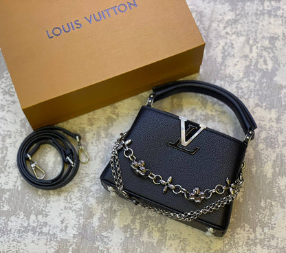 LV
230 dhs❣️

With box.  
🎁🎁🎁

Size. 21 cm.

Zain175
♥️♥️♥️