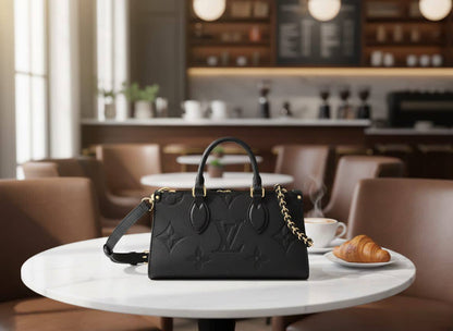 LV
ᴇᴀsᴛ ᴡᴇsᴛ ᴏɴ ᴛʜᴇ ɢᴏ
ᴡɪᴛʜ ᴄʜᴀɪɴ & ʙᴇʟᴛ sᴛʀᴀᴘ
ɢᴏʟᴅ ʜᴀʀᴅᴡᴀʀᴇ
ᴍᴏɴᴏɢʀᴀᴍ ʟᴇᴀᴛʜᴇʀ
sɪᴢᴇ : 23 x 13 x 10 cm
ᴡɪᴛʜ BOX
🎁🎁🎁

110 dhs🪙🌺

Zain31
♥️♥️♥️