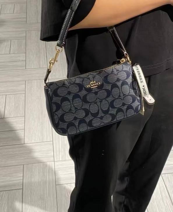 COACH
👑Good  QUALITY 
SIZE：24×15×4cm
80 dhs🪙💕

Withbox
🎁🎁🎁

Zain04
♥️♥️♥️