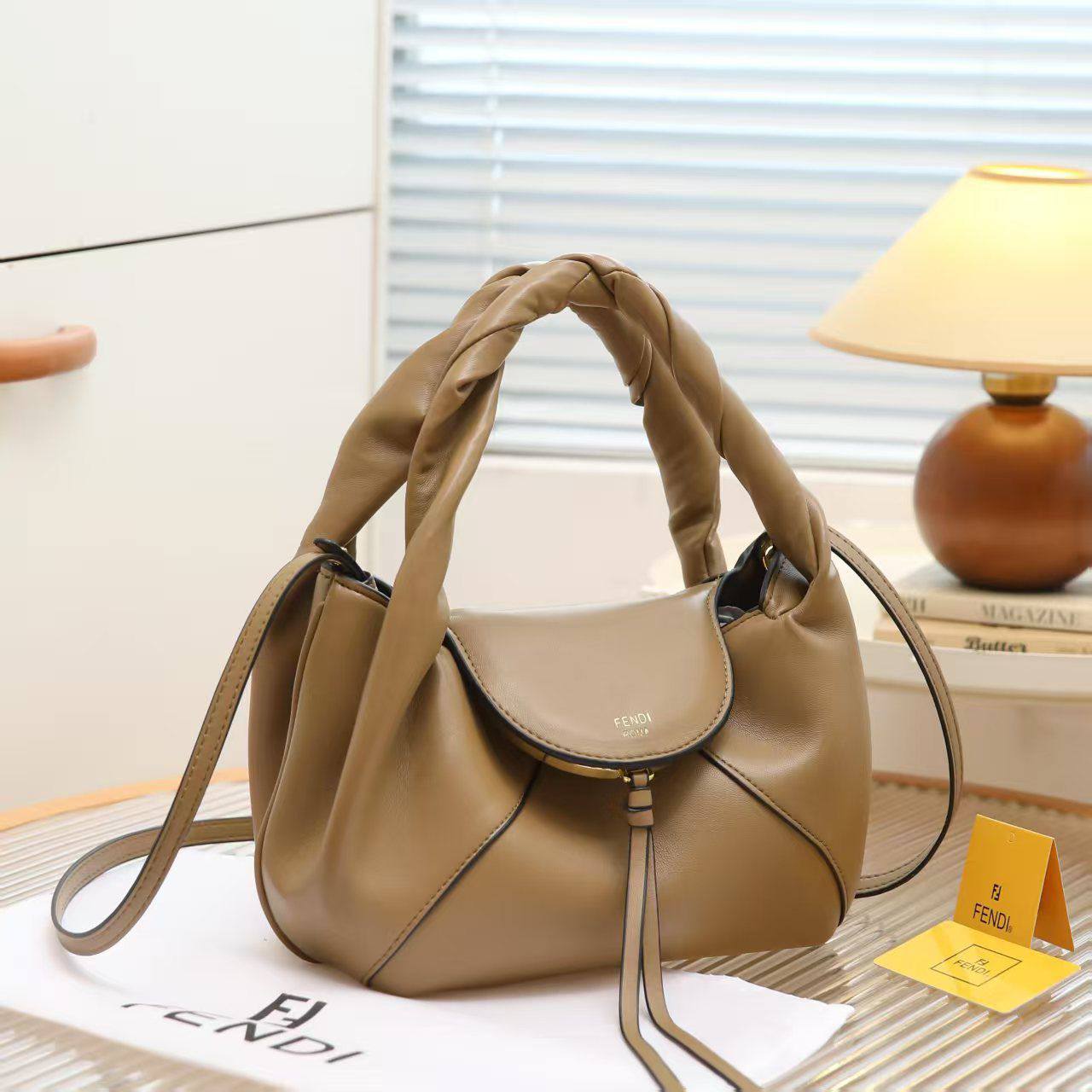 Fendi  
Best quality 
without box 
95 dhs✅
size 32CM

Zain290
♥️♥️♥️