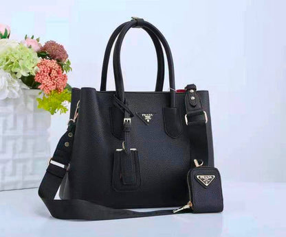 PRADA 
GOOD QUALITY
120 dhs💓

Zain295
♥️♥️♥️
