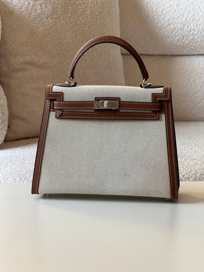 Hermes 

kelly 25cm💕master quality😍with box❤️

480 dhs❤️💚

Zain52
♥️♥️♥️