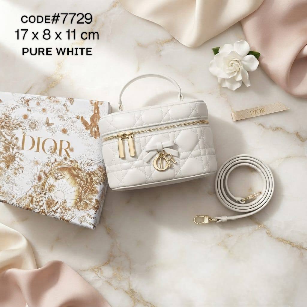 Dior
ᴠᴀɴɪᴛʏ ᴄᴀsᴇ ᴛᴏᴘ ʜᴀɴᴅʟᴇ
ʙᴏᴡ ᴅᴇsɪɢɴ ɪɴ ᴄʜᴀʀᴍs ʟᴏɢᴏ
ᴄᴀɴɴᴀɢᴇ ʟᴀᴍʙsᴋɪɴ ʟᴇᴀᴛʜᴇʀ
ɢᴏʟᴅ ʜᴀʀᴅᴡᴀʀᴇ
ᴡɪᴛʜ ʟᴏɴɢ ʙᴇʟᴛ sᴛʀᴀᴘ
sɪᴢᴇ : 17 cm
ᴡɪᴛʜ BOX

80 dhs✅

Zain31
♥️♥️♥️