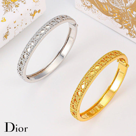 Dior ❤️‍🔥*
Bangle ✨
Ring 💍 size available 👇
6,7,8,9
Master quality 💯
With normal boxes 📦 
130 dhs✅

With master box 🗃️ 
140 dhs✅

Zain216
♥️♥️♥️