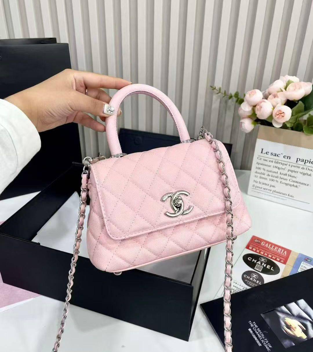CHANEL
 NEW CAME GOOD QUALITY 
WITH MAGNETS BOX 🎁

110 dhs❣️

Zain279
♥️♥️♥️