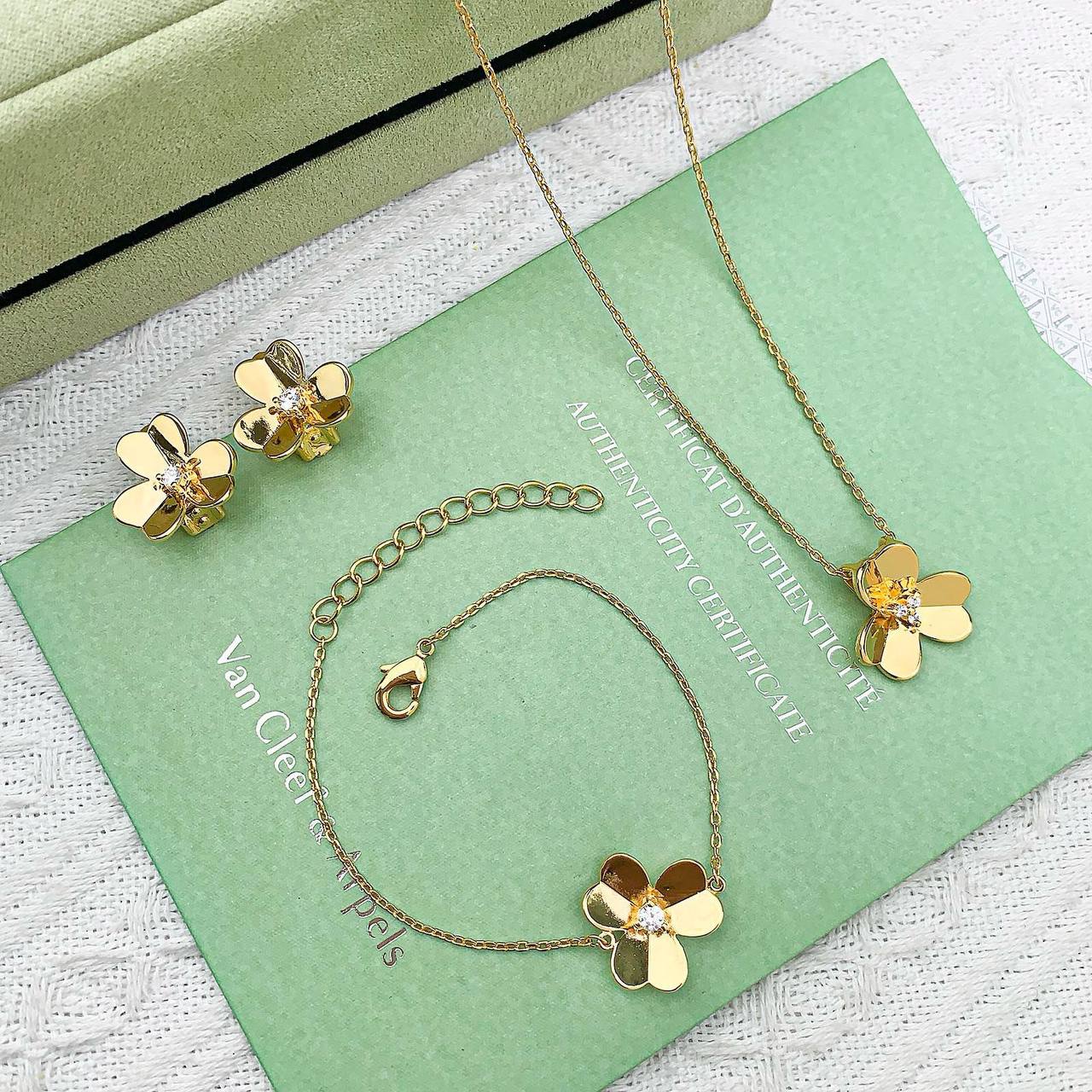 VCA SET 🦋
Necklace 🔥
Earring🍁
Bracelet 🌸
Master quality 💯
With normal boxes 📦 
120 dhs🪙🌨️
With master box 🗃️ 
150 dhs🪙🌨️

Zain216
♥️♥️♥️