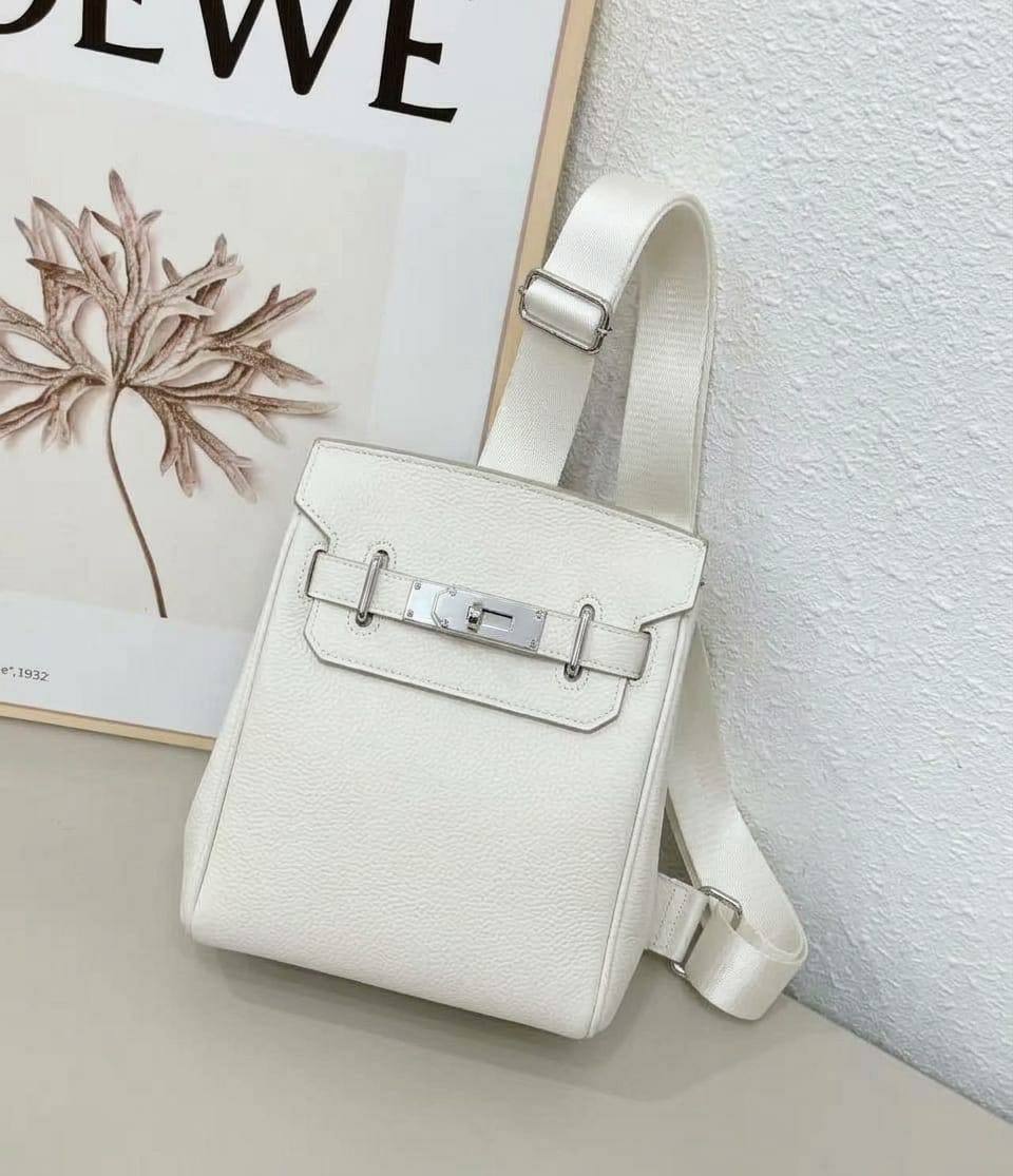 HERMES 

NEW DESIGN 

GOOD QUALITY
 WITH BOX 
115 dhs🇦🇪🇦🇪

Zain295
♥️♥️♥️