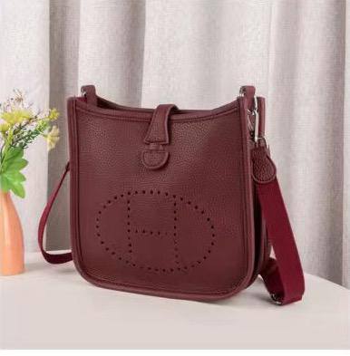 Hermes

90 dhs✅

with box
🎁🎁🎁

size 23cm

Zain26
♥️♥️♥️