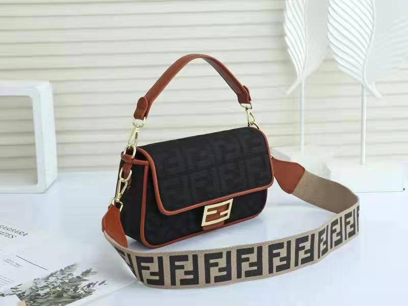 Fendi
120 dhs💛
with box
size 25cm
High quality

Zain26
♥️♥️♥️