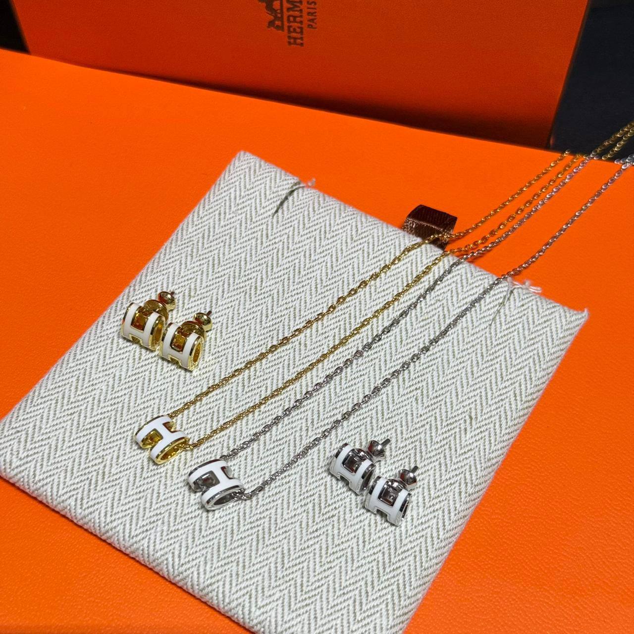 Hermes ❤️‍🔥*
Necklace 🐦‍🔥
Earring🦋
Master quality 💯
With normal boxes 🗃️ 
95 dhs🪙🌨️
With master box 📦 
115 dhs🪙🌨️

Zain216
♥️♥️♥️