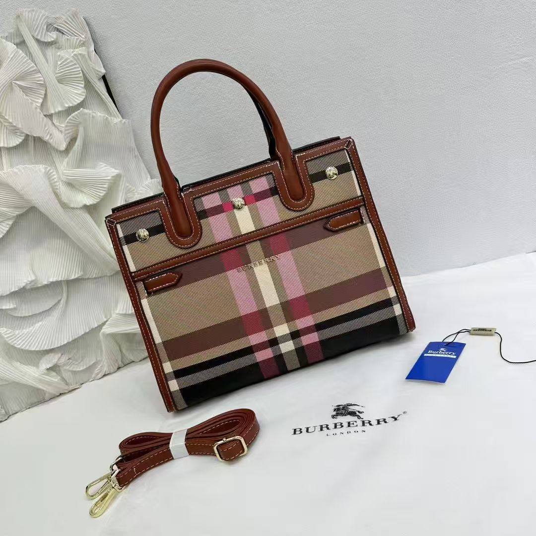 BURBERRY 
GOOD QUALITY 
115 dhs🪙🖤

Zain200
♥️♥️♥️