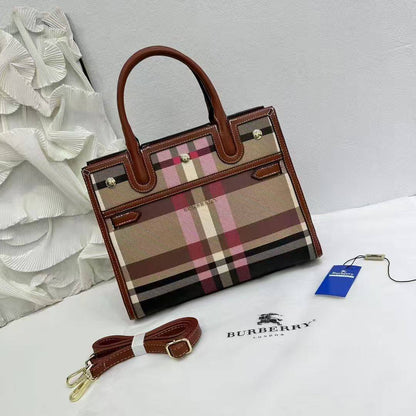 BURBERRY 
GOOD QUALITY 
115 dhs🪙🖤

Zain200
♥️♥️♥️