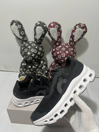 On Cloudmonster Void running 🏃 Black/white 
NEW ARRIVALS 😇
36-45 AVAILABLE 
220 dhs✅

Zain242
♥️♥️♥️