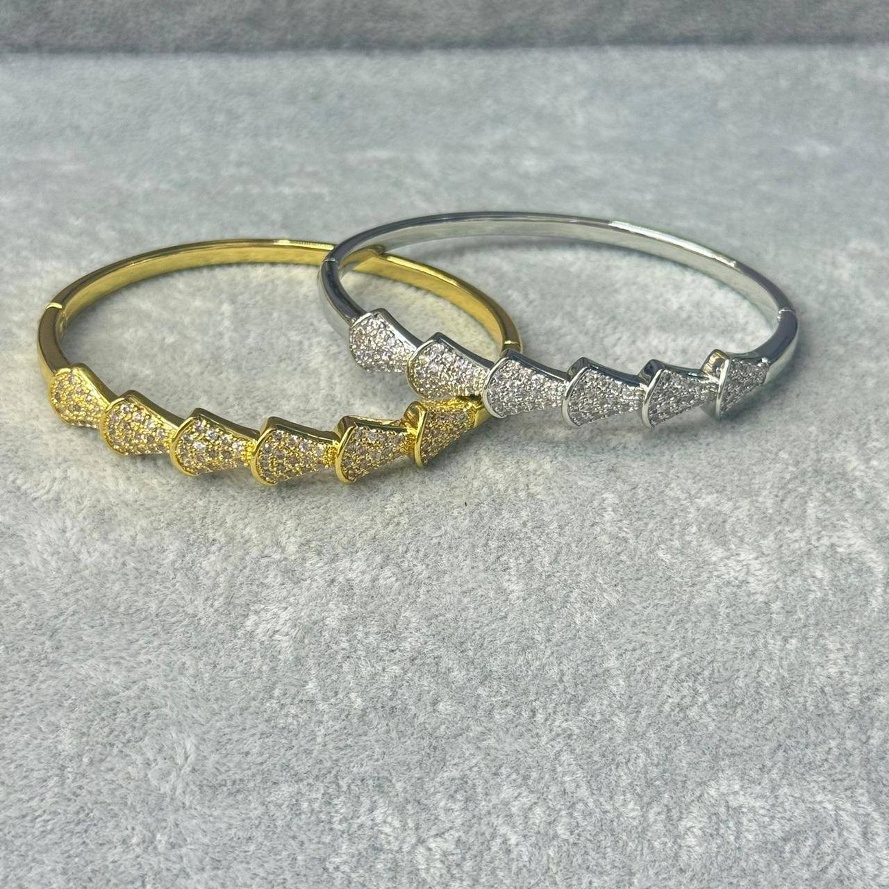 *Bangle ❤️‍🔥*
good quality 💯
With black boxes 📦 
20 dhs💓
With normal boxes 🗃️ 
And paper bag🛍️
30 dhs💓

Zain216
♥️♥️♥️