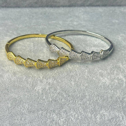 *Bangle ❤️‍🔥*
good quality 💯
With black boxes 📦 
20 dhs💓
With normal boxes 🗃️ 
And paper bag🛍️
30 dhs💓

Zain216
♥️♥️♥️